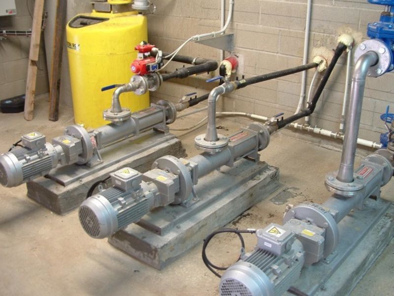 Máy bơm bùn trục vít được ứng dụng trong ngành xử lý nước thải để hút bùn trong bể lớn, bể xử lý nước