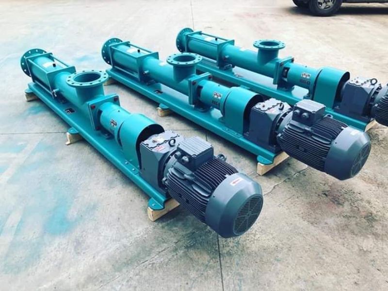 Máy bơm bùn trục vít hoạt động theo nguyên lý chuyển động quay của trục vít để đẩy chất bùn đi theo dòng liên tục không bị đứt quãng