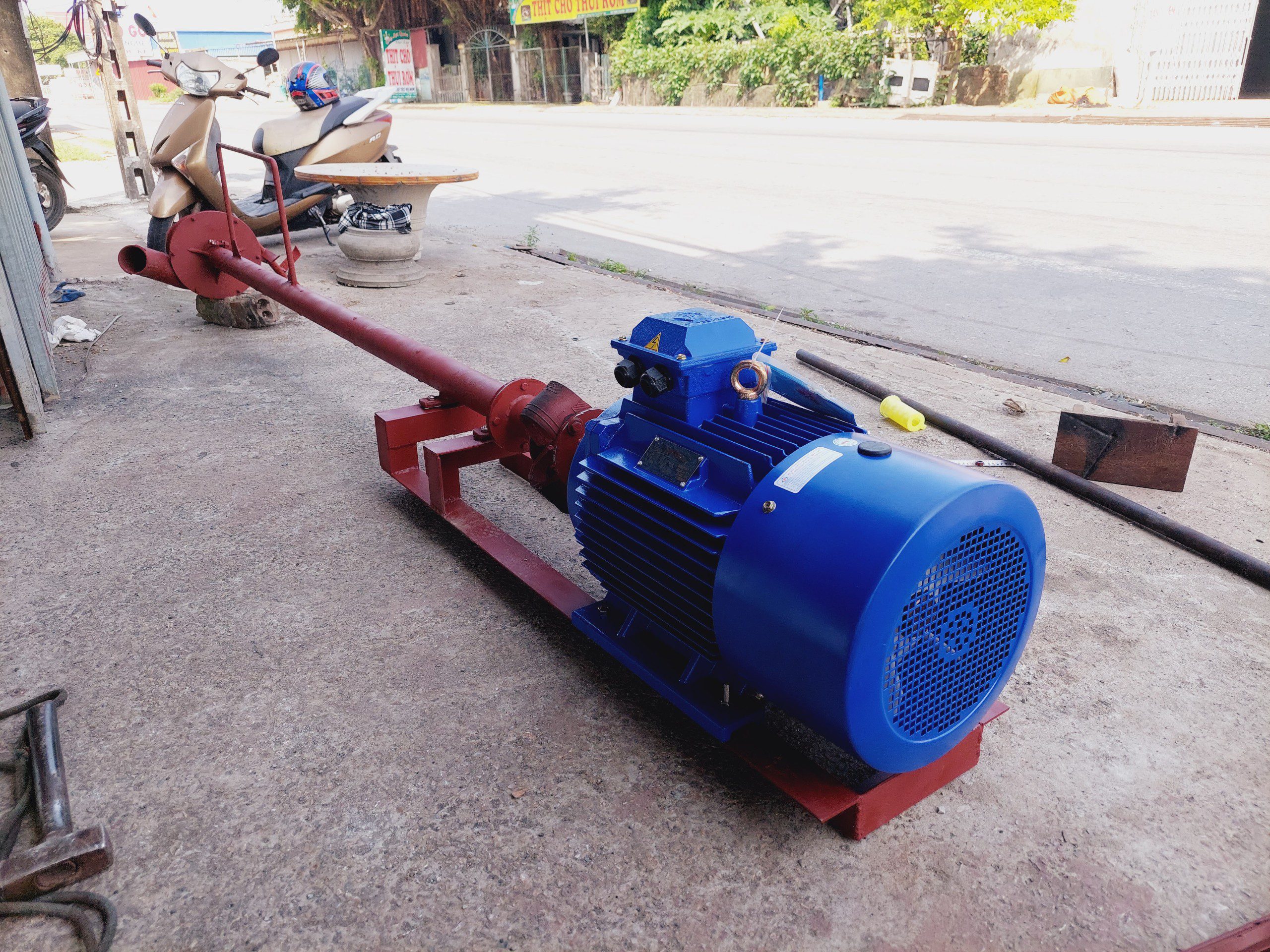 Motor hút bùn giúp vận hành hệ thống bơm và các cơ cấu liên quan