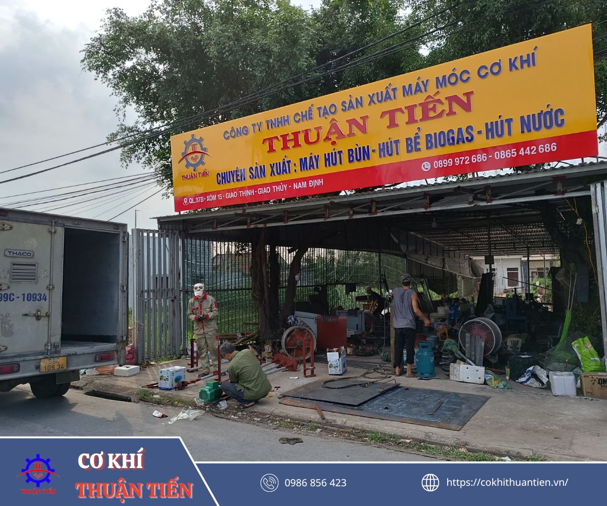 Các kỹ thuật viên đang chế tạo máy hút bùn