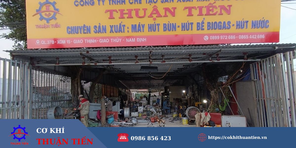 Các nhân viên kỹ thuật Thuận Tiến đang chế tạo máy hút bùn