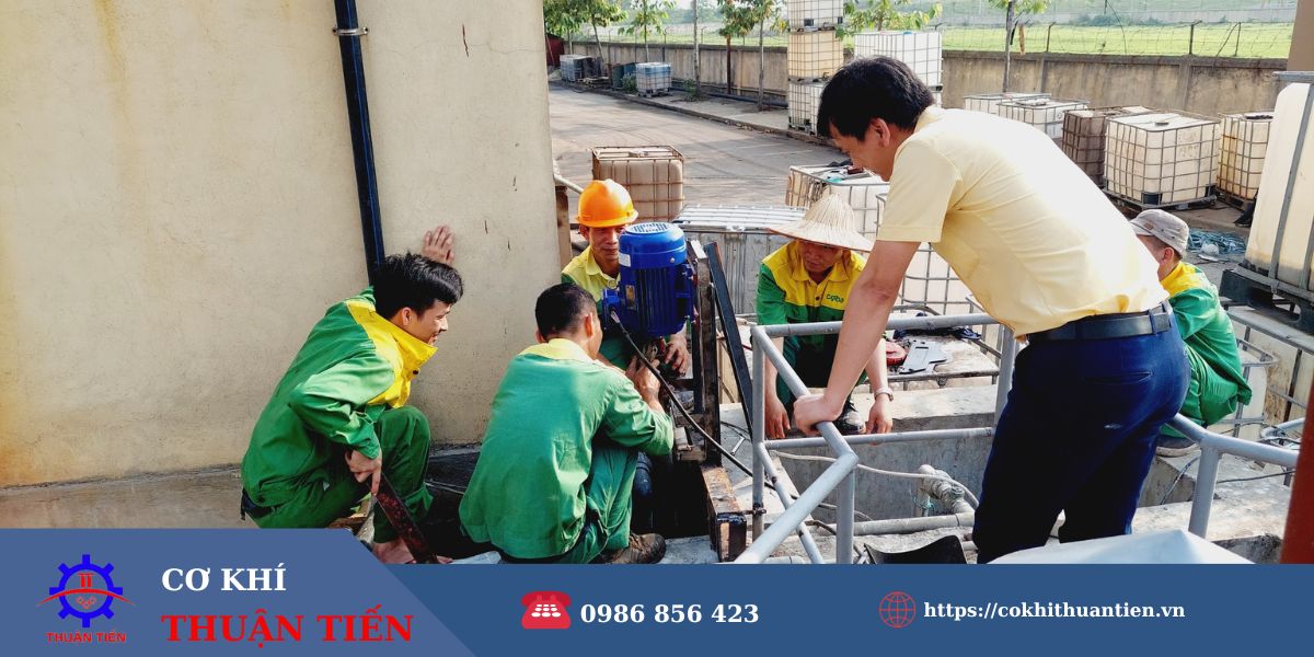 Hình ảnh nhân viên đang lắp đặt máy hút bùn chạy bằng điện công suất lớn