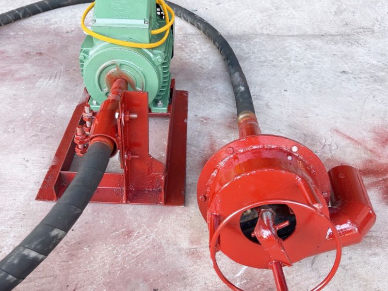 Máy hút bùn cầm tay với thiết kế nhỏ gọn chuyên hút bùn tại các khu vực có diện tích hạn chế như ao nhỏ, bể cá nhỏ, hố ga gia đình