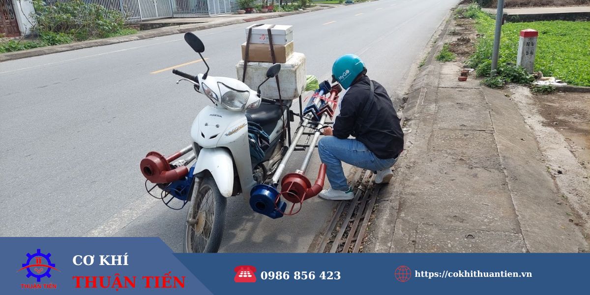 Nhân viên đang tiến hành giao máy hút bùn đến tay khách hàng, miễn phí giao hàng tại nội thành TPHCM