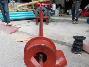 Động cơ máy bơm bùn tự chế có thể là xăng hoặc điện