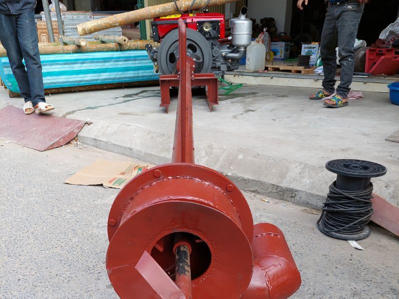 Động cơ máy bơm bùn tự chế có thể là xăng hoặc điện